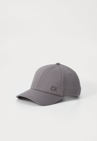 Grijze baseballpet van gestructureerde stof, voorzien van een gebogen klep en een klein geborduurd logo aan de voorkant.