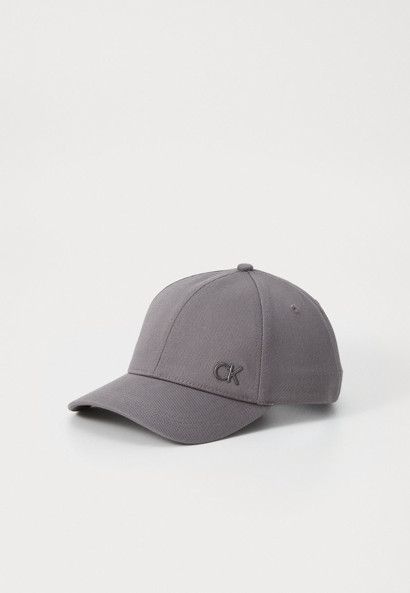 Grijze baseballpet van gestructureerde stof, voorzien van een gebogen klep en een klein geborduurd logo aan de voorkant.