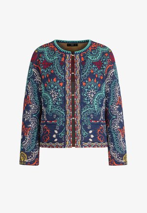 Chaqueta tejida colorida con intrincados patrones florales y de cachemira en tonos verde azulado, rojo, naranja y blanco, con abertura frontal y pequeños bolsillos delanteros.