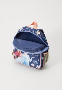 Mochila infantil azul marinho com padrões florais rosa, alça rosa, bolso lateral em malha e design de princesa de desenho animado no bolso da frente.