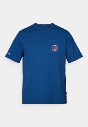 Sinine puuvillane T-särk ümmarguse kaelusega, lühikeste varrukatega ja rinnakotiga, millel on ümmargune logo punases ja valges. Logo on ka varrukal.