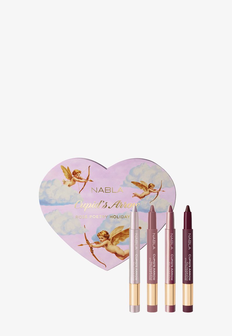 Das NABLA Cupid's Arrow Set in einer herzförmigen Box enthält vier Lippenkonturenstifte: Lavendel, Rose, Mauve und tiefes Burgunderrot. Goldene Akzente auf der Verpackung.