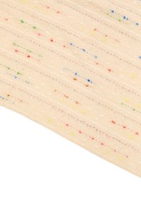 Tessuto beige morbido con una sottile trama intrecciata, caratterizzato da sottili strisce orizzontali e piccoli puntini in rosso, blu, verde, giallo e arancione.