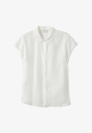 Blusa blanca de manga corta con botones y cuello puntiagudo, confeccionada en una tela ligera y semitransparente, presentada sobre un fondo blanco.