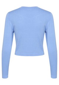 Világoskék, croppolt pulóver, hosszú ujjakkal, kerek nyakkivágással és bordás aljjal, puha, könnyű kötött anyagból készült.