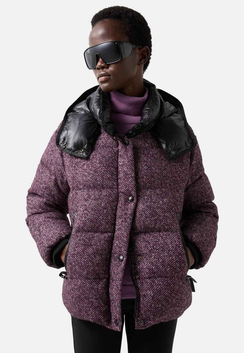 Paarse pufferjack met een gestructureerde, geweven stof, voorzien van een zwarte, glanzende, afneembare kap en ritszakken. Satijnen afwerkingen.