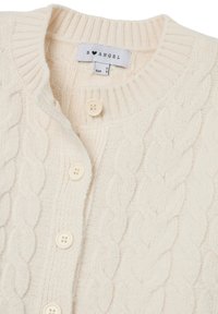 Roomkleurige kabelgebreide cardigan met geribde kraag en knoopsluiting. Voorzien van vier ronde, roomkleurige knopen en een label met de tekst "B ♥ ANGEL," maat S.
