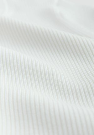 Prim-plan al unui material alb moale, cu o textură fină în dungi verticale și pliuri delicate care creează umbre subtile.