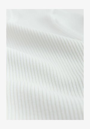 Prim-plan al unui material alb moale, cu o textură fină în dungi verticale și pliuri delicate care creează umbre subtile.