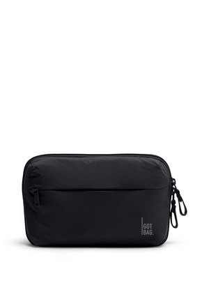 Schwarze rechteckige Tasche mit zwei Reißverschlusslaschen oben, einer vorderen Reißverschlusstasche und "GOT BAG"-Logo in der unteren rechten Ecke.