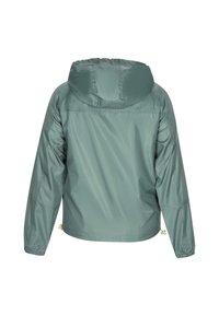 Jachetă cu glugă, rezistentă la apă, de culoare verde mate, cu manșete elastice, tiv ajustabil și textură netedă și lucioasă. Design simplu, fără logo-uri vizibile.