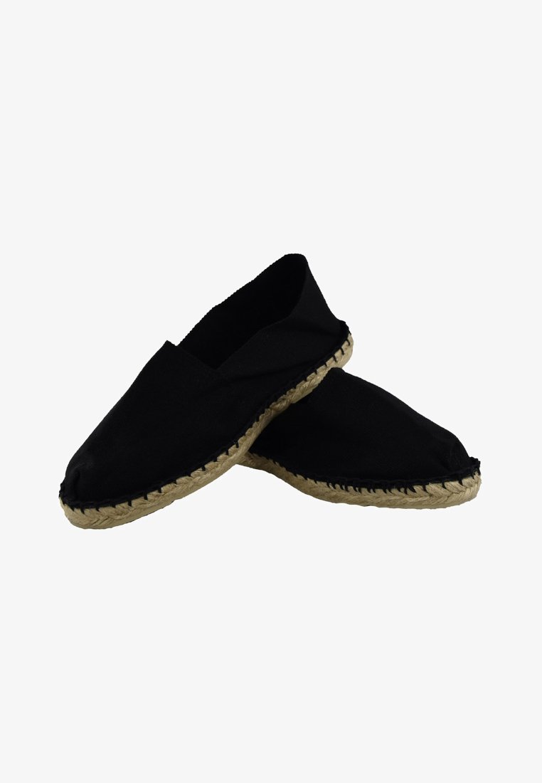 Espadrilles en toile noire avec une semelle en jute tressé, dotées d'un bout fermé et d'un design à enfiler. Accents cousus le long du bord de la semelle.