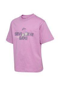 Lila Baumwoll-T-Shirt mit kurzen Ärmeln, Rundhalsausschnitt und einem Grafikdesign mit Kirschen und einem Volleyball sowie dem Text "SERVE THE GAME."