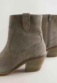 Next STANDARD WIDE FIT-FOREVER COMFORT BLOCK HEEL - Botines camperos - new mink brown