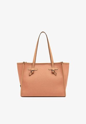 Sac cabas en cuir marron clair avec double poignées, détails de nœuds sous les attaches des poignées et forme rectangulaire structurée.