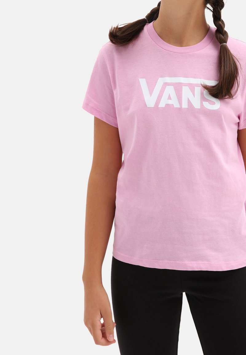 Růžové bavlněné tričko s velkým bílým logem "VANS", krátké rukávy a kulatý výstřih. V kombinaci s černými legínami.