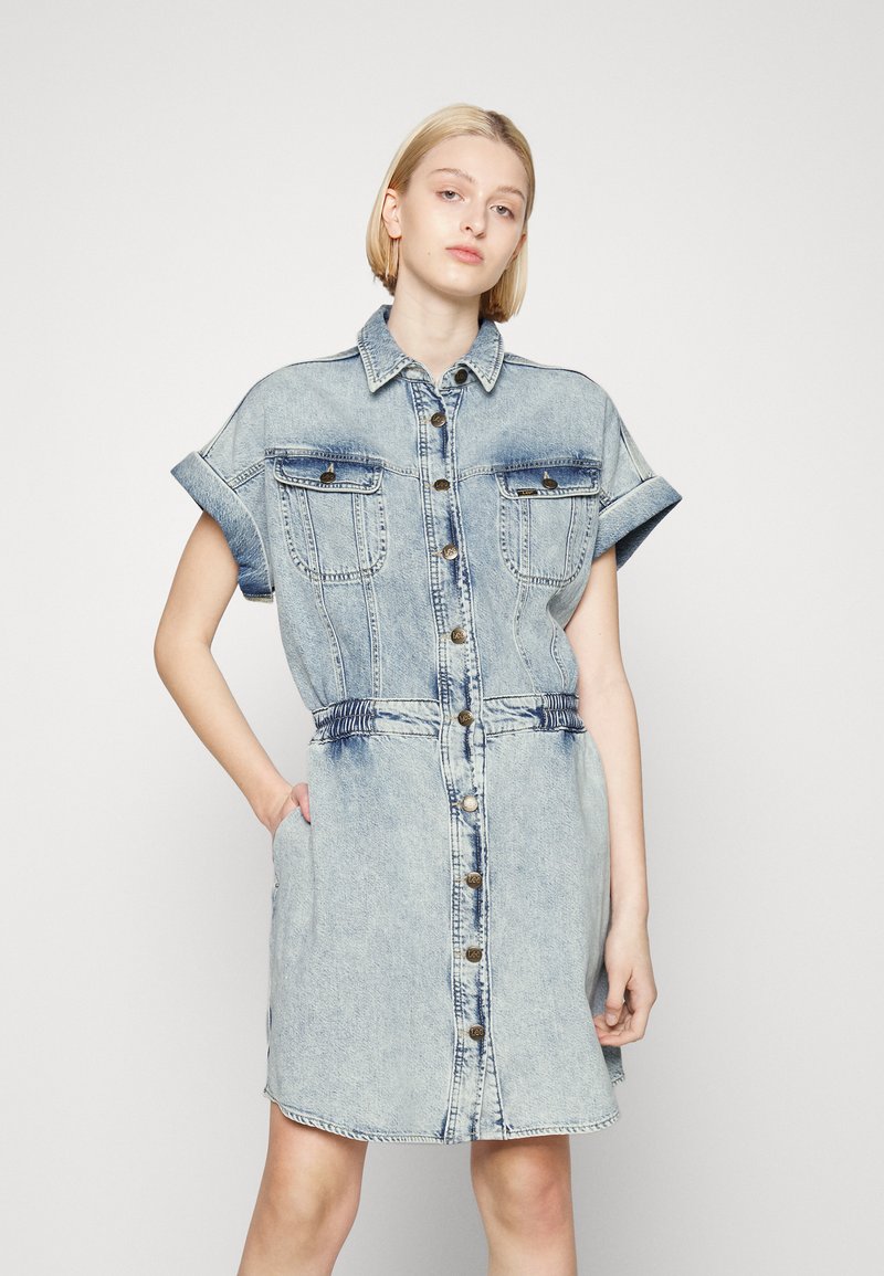 Lee RIDER SHIRT DRESS Robe en jean frosted blue/denim bleu gris