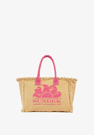Borsa da spiaggia in fibra naturale con bordo a frange. Manici rosa e grafica decorativa con un design di sole rosa. Di grandi dimensioni e con texture.