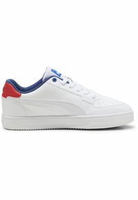 Sneaker bianco realizzato in pelle liscia, con accenti rossi e blu, punta arrotondata, suola piatta e dettagli perforati sulla zona delle dita.