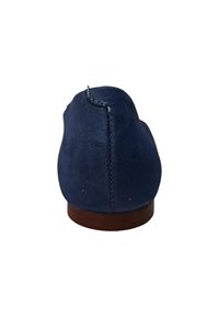 Zapato de ante azul marino con un talón redondeado y detalles de costura. Presenta una suela marrón para contraste. Textura suave con un diseño minimalista.