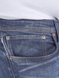 Jeans din denim de culoare albastru închis au o talie standard, butoane din metal și o buzunar frontal cu accente de cusătură.