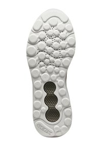 Suola in gomma bianca con motivi a punto testurizzati, perforazioni circolari e una sezione centrale in rete, con il logo "GEOX".