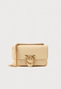 Δερμάτινη τσάντα σε ανοιχτό κίτρινο, με λουράκι αλυσίδα σε χρυσό και κούμπωμα με φτερωτή λεπτομέρεια. Λείο υλικό με ορθογώνιο σχήμα.