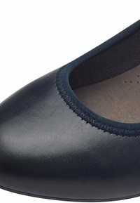 Ballerine in pelle blu con punta rotonda, cuciture visibili attorno al colletto e suola interna morbida e texturizzata.