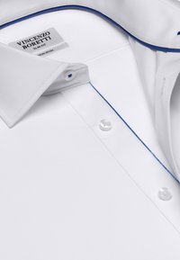 Weißes Slim-Fit-Hemd mit klassischen Kragen, blauen Akzentnähten und klaren Kunststoffknöpfen. Der Stoff ist glatt und hat eine pflegeleichte, bügelfreie Oberfläche.