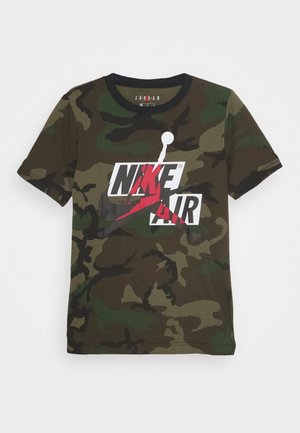 Koszulka z krótkim rękawem w kamuflażu z czarnym kołnierzem, na którym znajduje się logo Nike Air oraz czerwona sylwetka koszykarza wykonującego wsad.