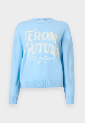 Lichtblauwe gebreide trui met een ronde halslijn, geribde manchetten en zoom; versierd met witte tekst die "FROM FUTURE RACING CLUB EST. 2018." leest.