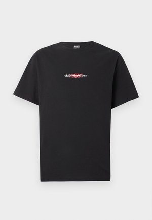 Černé tričko s krátkým rukávem a malým červenobílým logem "Quiksilver" uprostřed na hrudi, zobrazené na jednoduchém světle šedém pozadí.