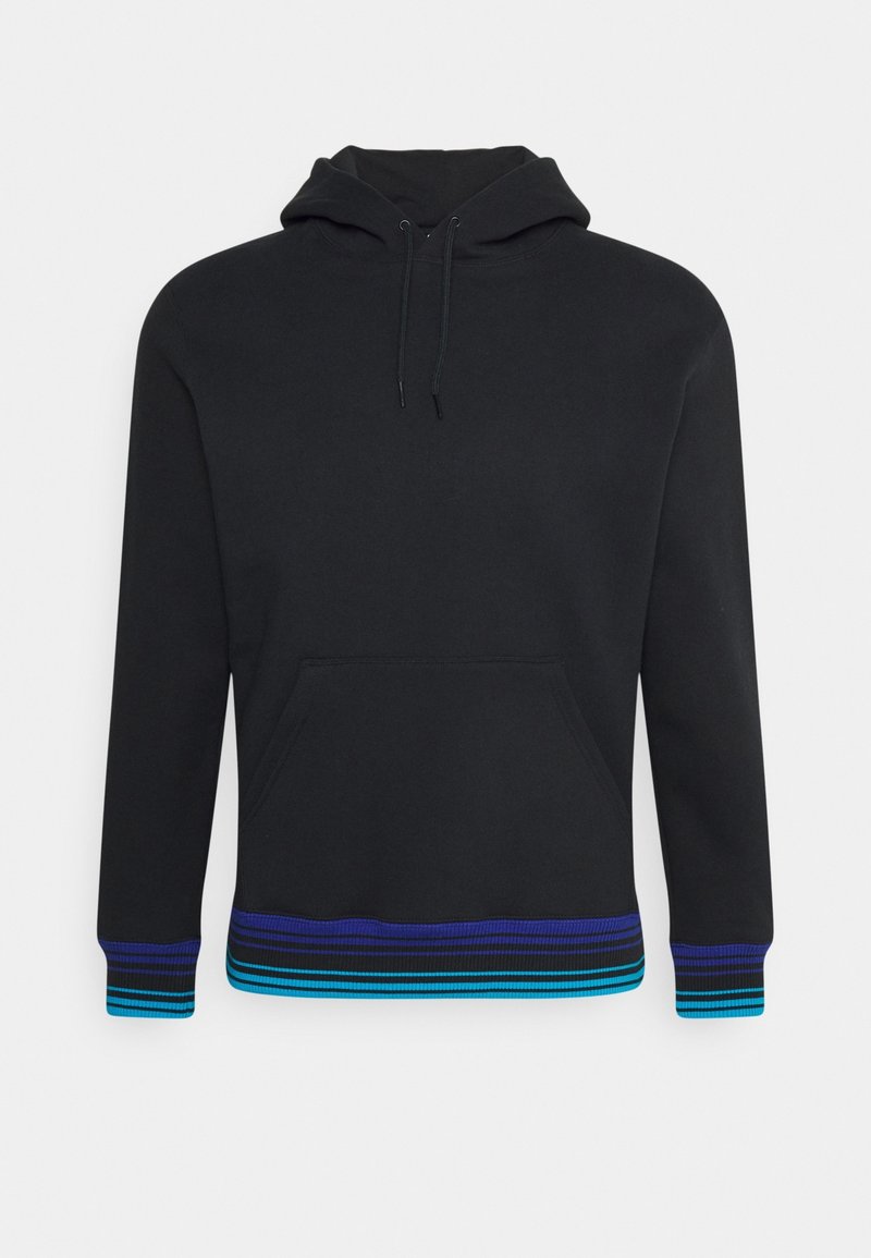 Černá mikina s kapucí a přední kapsou, se stahovací šňůrkou a žebrovanými manžetami a lemem v modrých, fialových a černých pruzích. Měkká textilie.