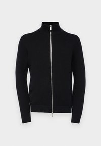 Svart stickad zip-up-tröja med hög krage, långa ärmar, ribbade mudd och nederkant, med ett silverfärgat dragkedjestängning. Enkel, strukturerad design.