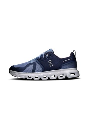 Chaussure de course athlétique bleu foncé et bleu clair avec semelle blanche rembourrée et logo de la marque "On" sur le côté, vue de l’extérieur.