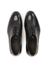 Scarpe eleganti in pelle nera con texture liscia, punta tondeggiante e allacciatura con sei occhielli. L'interno presenta il logo del marchio. Vista dall'alto.
