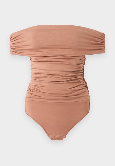 Bodysuit typu off-the-shoulder w stonowanym brązie, wykonany z gładkiego materiału; posiada zapięcie na napy na dole oraz dopasowany krój.