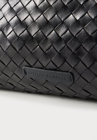 Μαύρο πλεκτό δερμάτινο clutch με υφή. Διαθέτει ορθογώνια ετικέτα με ανάγλυφο το όνομα της μάρκας, τοποθετημένη στο πλάι.