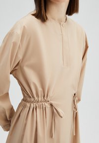 Touché Privé FRILLY WAISTED POPLIN - MODEST - Rochie de zi - beige
