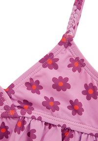 Roza kopalna bluza s cvetličnim vzorcem, okrašena s vijoličnimi in oranžnimi cvetovi, z pletenimi naramnicami in nabranimi detajli na dnu.