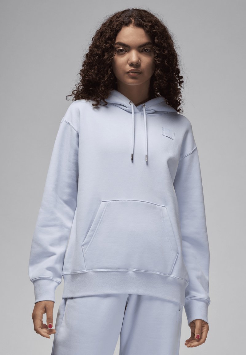 Hoodie azul claro feito de tecido Macio, com bolso frontal, capuz com cordão e punhos canelados. Logótipo discreto no peito.