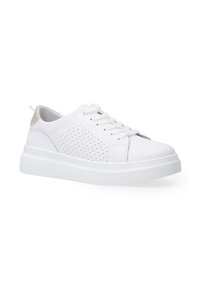 Weißer Sneaker mit perforiertem Seitendesign, runder Zehenpartie, Schnürverschluss, gepolstertem Kragen und einer strukturierten weißen Zwischensohle.