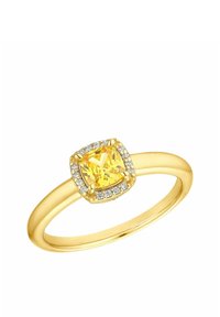 Anillo de oro con una piedra central cuadrada de color amarillo rodeada de pequeñas piedras blancas, con una banda lisa y un acabado pulido.