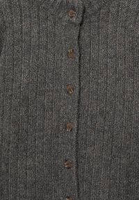 Cardigan grigio in lana con texture a coste, dotato di collo alto e cinque bottoni in plastica marrone sul davanti.