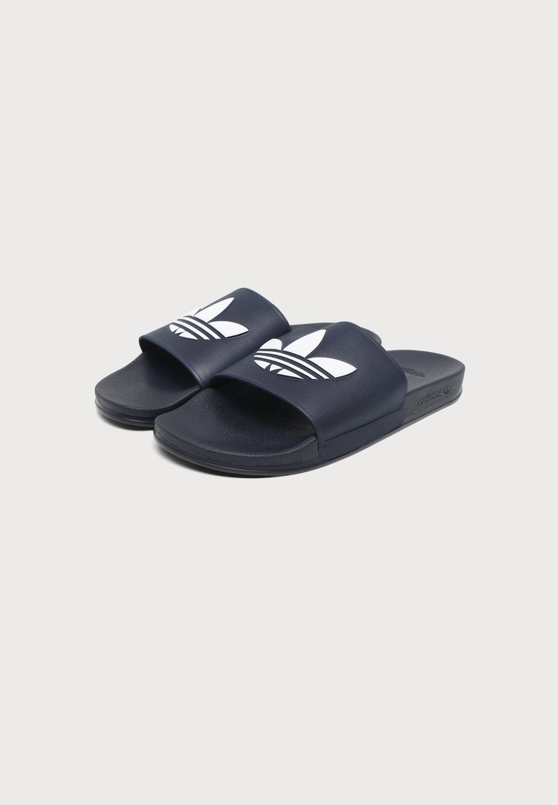 Paar schwarze Adidas Slide-Sandalen mit breitem Riemen und weißem Trefoil-Logo oben, auf hellem Hintergrund gezeigt.