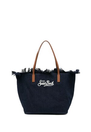 Grande borsa a mano blu scuro con bordi superiori sfrangiati, manici in pelle marrone e logo bianco "MC2 Saint Barth" al centro davanti.