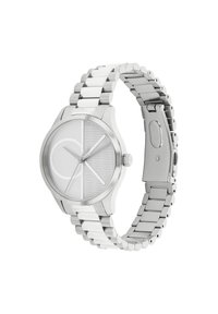 Reloj de acero inoxidable plateado con una pulsera de eslabones en blanco y plata. La esfera presenta un diseño dividido con un logotipo prominente y una textura lineal.