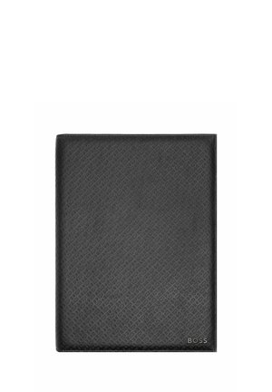 Portefeuille en cuir noir texturé avec motif diamant embossé et logo "BOSS" dans le coin inférieur droit.