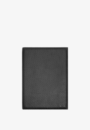 Portefeuille en cuir noir texturé avec motif diamant embossé et logo "BOSS" dans le coin inférieur droit.