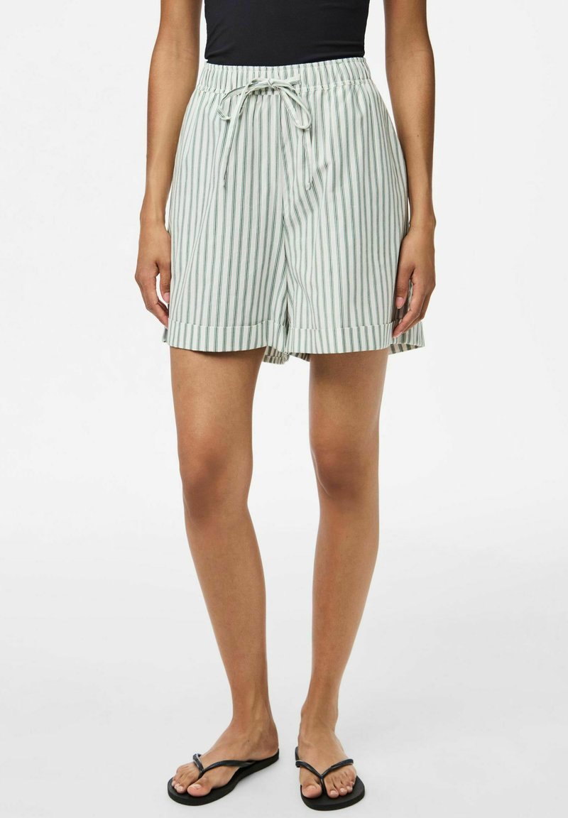 Shorts rayés en vert clair et blanc, dotés d'une taille à cordon de serrage et d'une coupe décontractée. Le matériau semble léger avec une texture lisse.